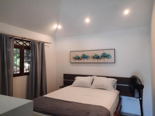 a bedroom with a bed and a window at Casa Mor - Surfhouse - 2 min from the beach in Santa Teresa Beach