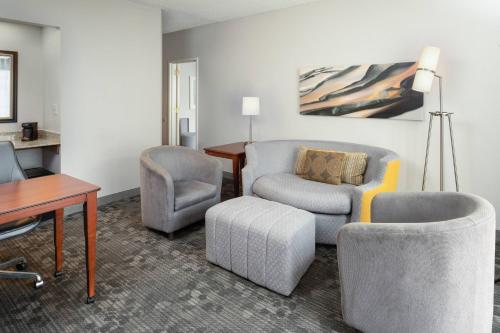 a living room with two chairs and a desk at Courtyard Chicago Wood Dale / Itasca in Wood Dale