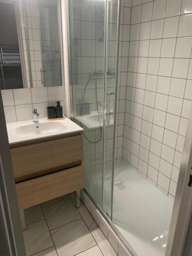 une salle de bain avec une douche et un lavabo et une douche dans l'établissement Studio Club Engaly II - Valentine, à Aragnouet