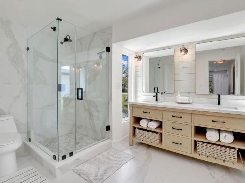 ein weißes Badezimmer mit Dusche und Waschbecken in der Unterkunft Charming Two-King-bedroom house in delightful Naples in Naples