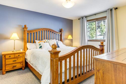 ein Schlafzimmer mit Kinderbett und Fenster in der Unterkunft 5 Mi to Winter Park Resort Unit with Pool and Hot Tub in Fraser