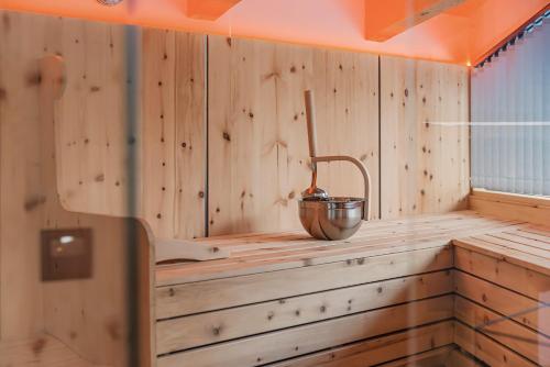 a wooden sauna with a bucket on a counter at See das Ferienhaus in Oetz
