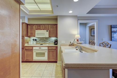 una cocina con fregadero y estufa horno superior en 109 Main Sail, en Hilton Head Island