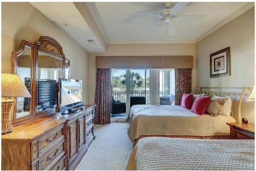 Habitación grande con 2 camas y TV. en 109 Main Sail, en Hilton Head Island