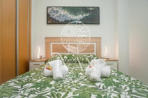 ein Schlafzimmer mit einem Bett mit Handtüchern darauf in der Unterkunft Casa Alegría Ivan Luxury Homes 10ªPlta Sur 1ªLinea in Oropesa del Mar