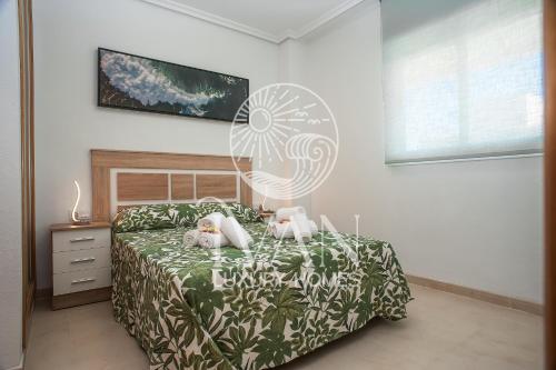 ein Schlafzimmer mit einem Bett mit zwei Stofftieren darauf in der Unterkunft Casa Alegría Ivan Luxury Homes 10ªPlta Sur 1ªLinea in Oropesa del Mar