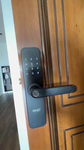 a door with a cell phone sticking out of it at شقة دار المنى الفندقية in Al Madinah