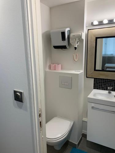 une salle de bain avec toilettes, lavabo et miroir dans l'établissement Studio cœur de ville, au Mans