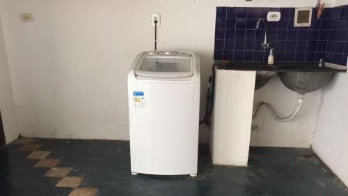 een vuilnisbak in een badkamer naast een wastafel bij Casa Laranja in Arraial d'Ajuda