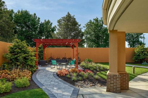 a garden with a gazebo and a patio at Courtyard Philadelphia/Langhorne in Langhorne