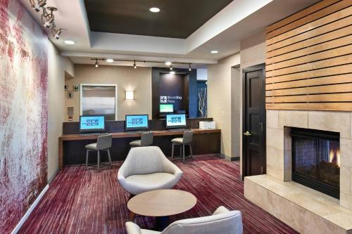 a lobby with a waiting room with a fireplace at Courtyard Philadelphia/Langhorne in Langhorne