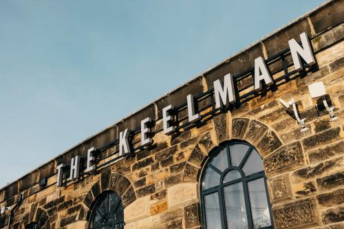 a sign on the side of a brick building at The Keelman in Newcastle upon Tyne