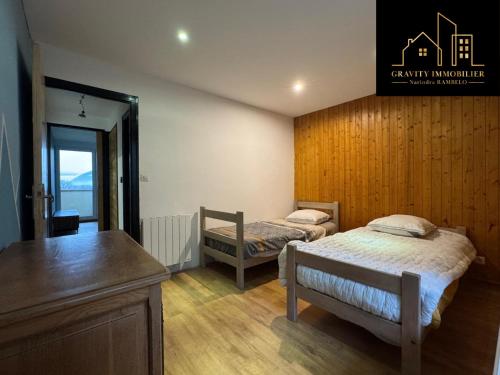 una camera con due letti e un comò di Appartement 6pers - Marignier a Marignier