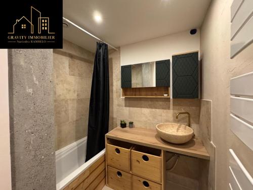 un bagno con lavandino e doccia di Appartement 6pers - Marignier a Marignier