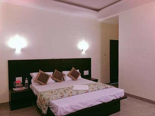 Ένα ή περισσότερα κρεβάτια σε δωμάτιο στο 3BHK Browne Villa By Holiday Villass Mahabaleshwar