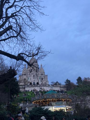 un grand bâtiment avec des lumières devant lui dans l'établissement Casa - Rooms, à Paris