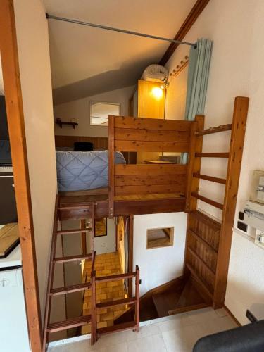 - un lit superposé dans une petite maison dans l'établissement 5 Places Résidence Le Village, à Aragnouet