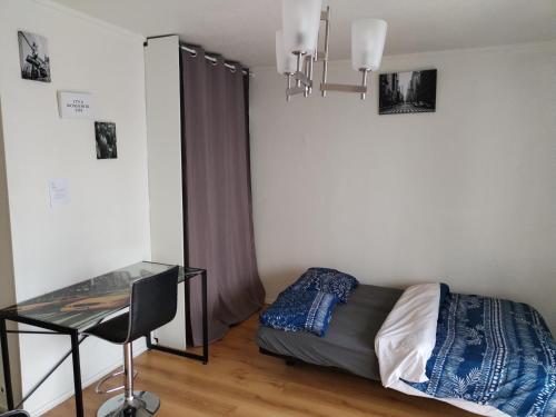 une chambre avec un lit et une table en verre dans l'établissement Venez chez vous à Pessac, à Pessac