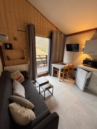 un salon avec un canapé et une table dans l'établissement 5 Places Résidence Le Village, à Aragnouet