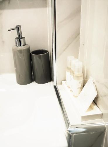 une salle de bain avec un lavabo, des toilettes et un miroir dans l'établissement Home in Paris Chatelet great apt for 6px, à Paris