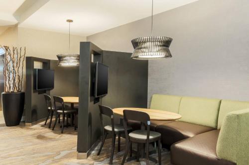 Posezení v ubytování Courtyard by Marriott Pittsburgh Downtown