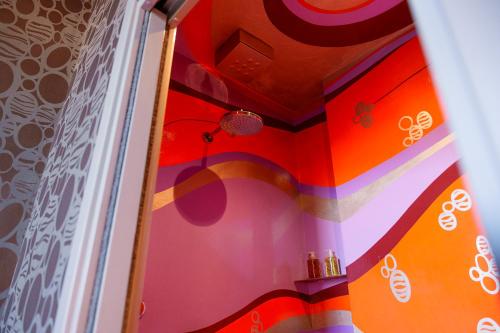 a room with colorful walls and a ceiling at Casa Baladin camere di Charme e Agronidi dell'Open Garden in Piozzo