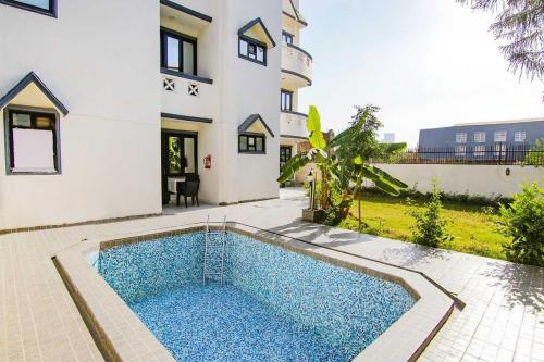 La alberca dentro o cerca de Hotel Viraj