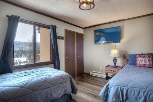 une chambre avec un lit et une grande fenêtre dans l'établissement 3 BR Angelhaus 308, à Durango Mountain Resort