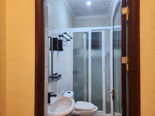 Koupelna v ubytování EQUATOR SUITES -KAMPALA -Ivory Mall -Bunga Gaba Road