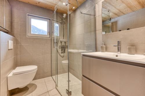 une salle de bain avec une douche, des toilettes et un lavabo dans l'établissement Chalet les Bois, à Chamonix-Mont-Blanc