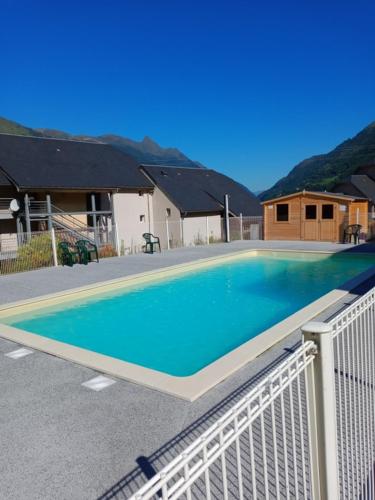 une piscine dans une cour avec une maison dans l'établissement T2 Cabine calme vu montagne, à Luz-Saint-Sauveur