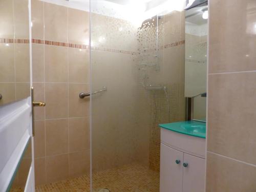 une salle de bain avec une douche avec une porte vitrée dans l'établissement LE PLAYA Fréjus plage Saint-Raphael, à Fréjus