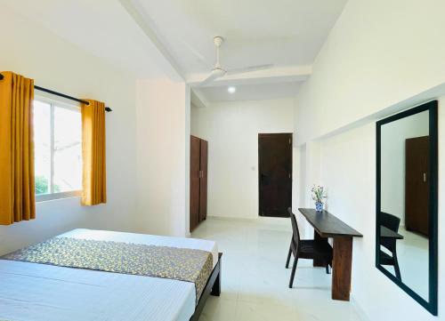Katil atau katil-katil dalam bilik di AYA Sea View Hotel