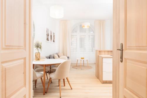 Kołłątaja Spacious Modern Apartment - by Upstairs