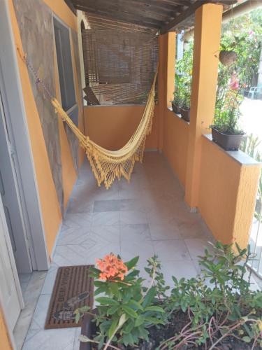 una hamaca en el porche de una casa en Casa Bacana Boipeba, en Isla de Boipeba
