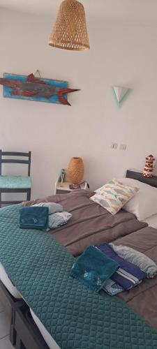 deux lits côte à côte dans une pièce dans l'établissement Barcarès île des pêcheurs hébergement insolite cosy et tout confort classé 4 étoiles, au Barcarès