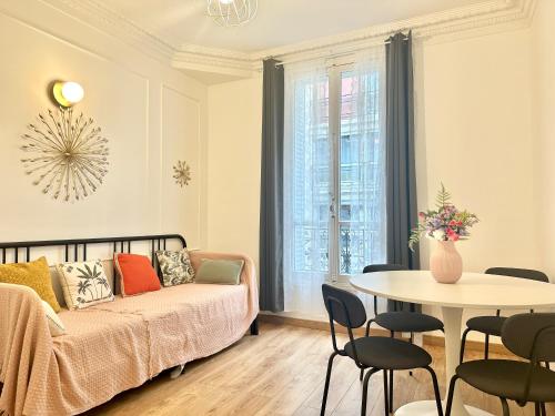un salon avec un canapé et une table dans l'établissement Elegant Apt Sleep 5 in Alasseur Near Eiffel Tower, à Paris