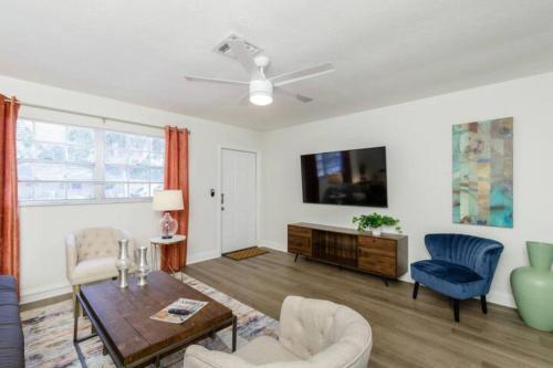 a living room with a table and a tv at Dreamy Bay Apartment 2bed 1bath with full kitchen and laundry in Sarasota