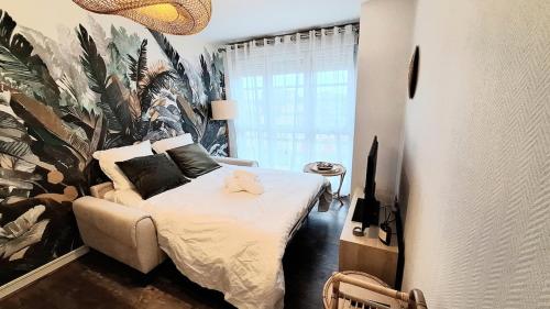 - une chambre avec un lit et une grande fresque murale dans l'établissement Appartement cosy, balcon et place privée, au Mans