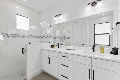 Koupelna v ubytování Scenic Modern Waterfront Stay w Heated Pool and Spa