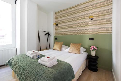 - une chambre avec 2 serviettes blanches sur un lit dans l'établissement Cosy Apartment - Parc des expositions Tour Eiffel 2, à Paris