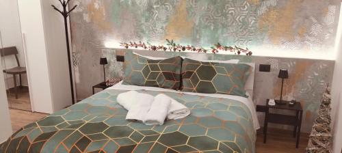 a bedroom with a bed with two towels on it at Re Giocondo Room in Foiano della Chiana