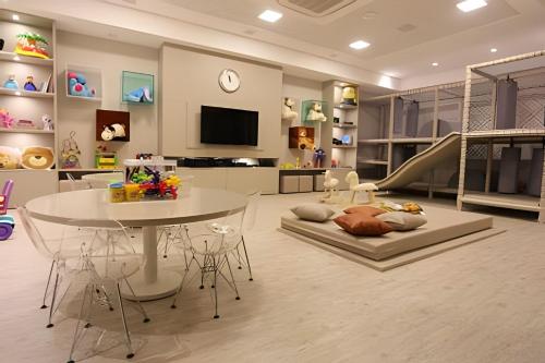 a childrens room with a table and a play area at HP714-Luxuoso Loft no Holanda’s Prime - Conforto e Vista Exclusiva em Tambaú in Tambaú