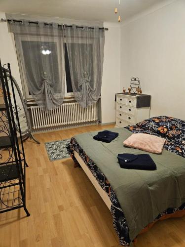 une chambre avec un lit, une commode et une fenêtre dans l'établissement Appartement avec balcon à Metz, 82 m², 4 personnes, à Metz