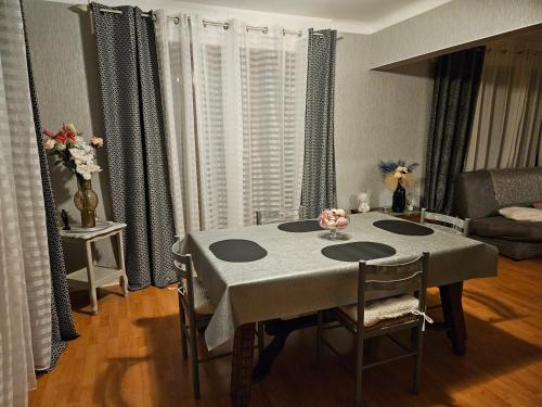 - une salle à manger avec une table, des chaises et un canapé dans l'établissement Appartement avec balcon à Metz, 82 m², 4 personnes, à Metz