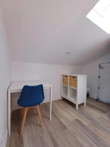 a white desk with a blue chair in a room at duplex chaumié, 4pers, wifi, parking privée in Agen