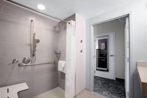 un bagno con doccia e WC di Courtyard by Marriott Jacksonville I-295/East Beltway a Jacksonville
