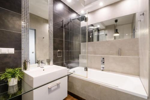 Et badeværelse på Warsaw Night Apartments Giełdowa