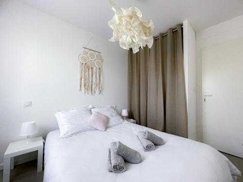 - une chambre dotée d'un lit blanc avec des animaux rembourrés dans l'établissement Sporting House, à Toulouse