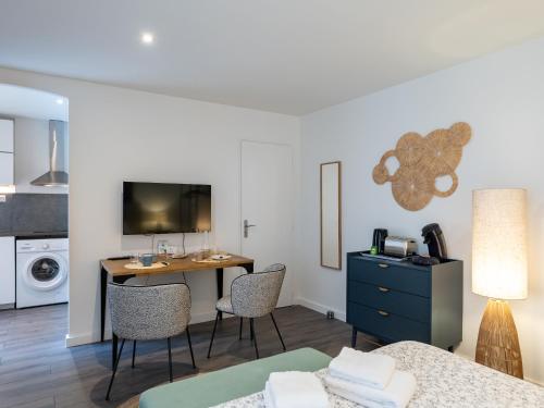 Cette chambre dispose d'un bureau et d'une cuisine avec une table. dans l'établissement Secret Caché de Valmy, à Lyon